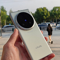 vivo X100Ultra的质感让我觉得在现在的旗舰手机中好像只有华为Pura70U才能与他媲美