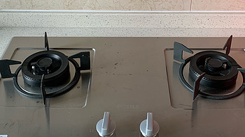 装修选灶具一定要选嵌入式的，干净又卫生，而且颜值还高。