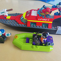 乐高可漂浮消防救援艇，激发你的想象力！