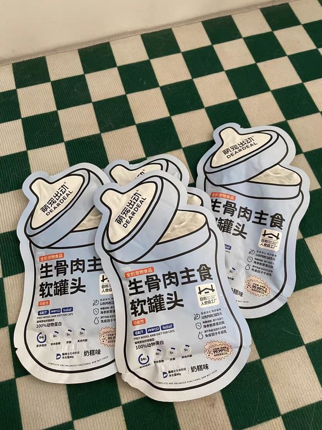 萌宠出动生骨肉软罐头发腮湿粮包