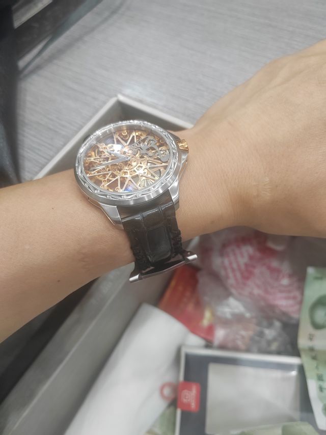 我有一个齿轮之子明星款，表壳雕刻花纹款