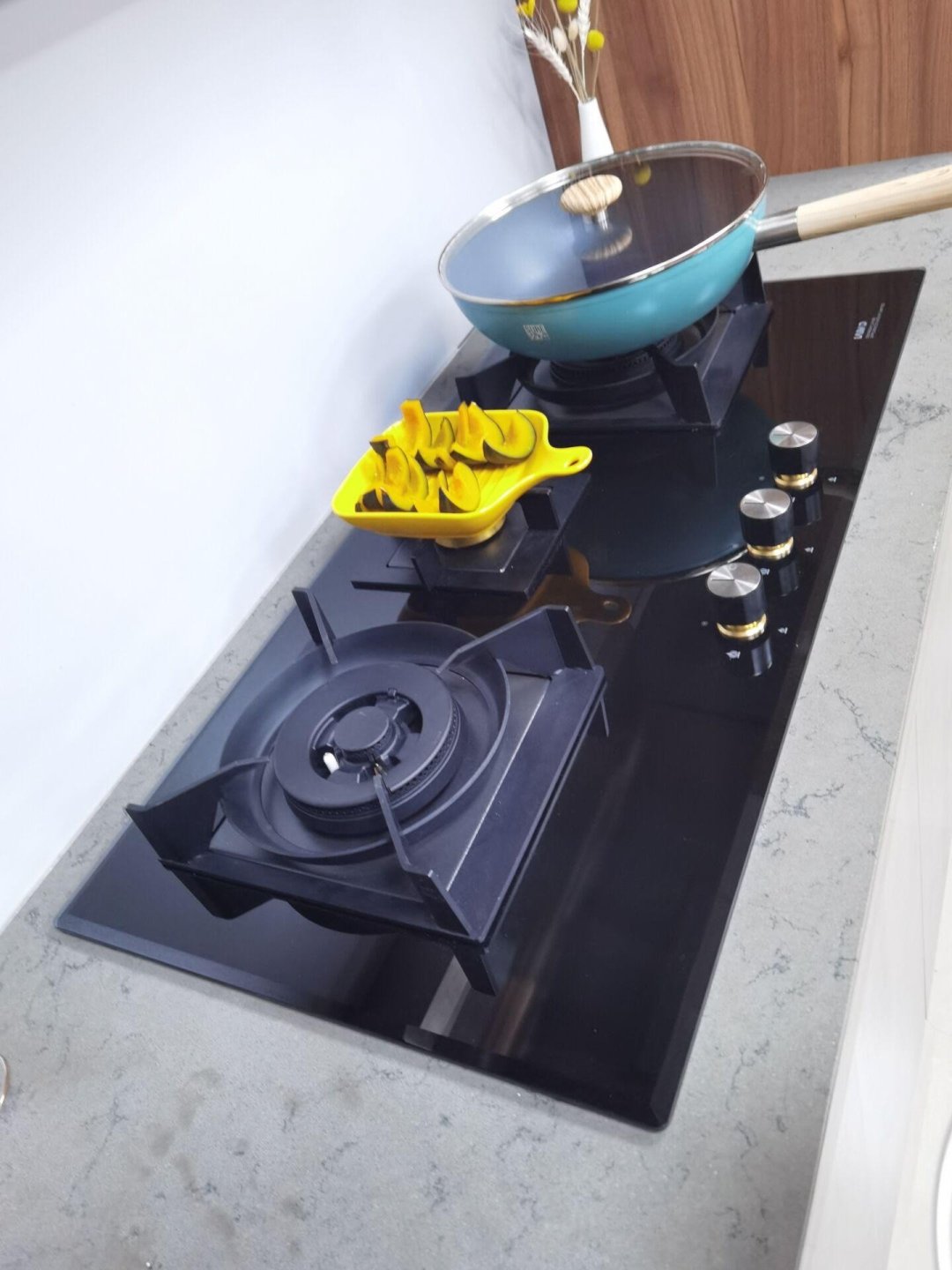 有颜有料的三眼燃气灶