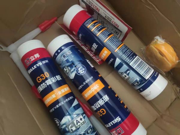 装修购买了立邦品牌的玻璃胶，用于家里的厨房和门窗的缝隙填补