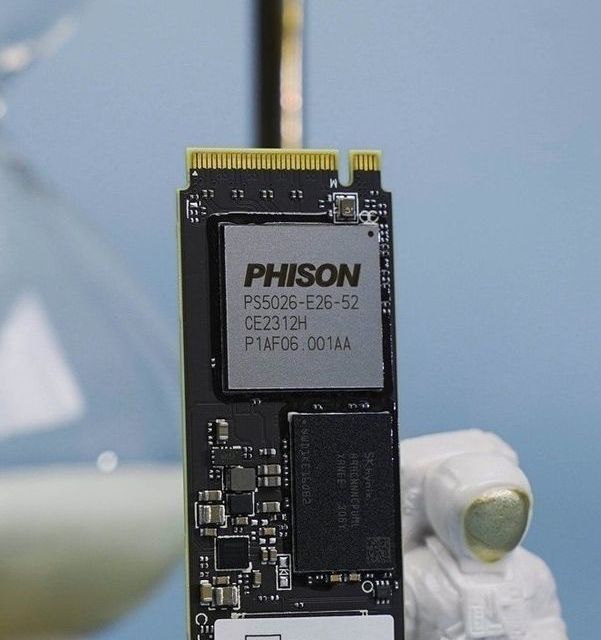 影驰 HOF名人堂PCIe 5.0 M.2接口 NVMe 协议 万兆速度 台式机电脑高端SSD固态硬