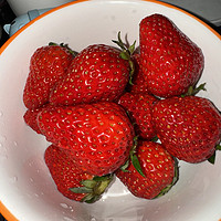 真的超甜，巨大巨红的草莓
