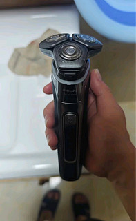 飞利浦蜂巢9系Pro+电动剃须刀，轻奢之选，赠予挚爱💎