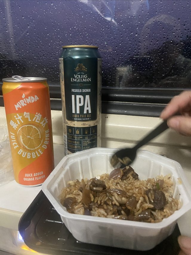火车上我打开这碗自制红烧牛腩米饭，同车厢的人都惊呆了