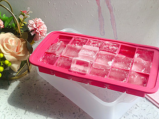 【冰爽夏日，从一颗晶莹开始 —— 硅胶制冰格，冻结时间的魔法盒子】