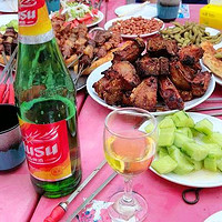 新疆手抓肉和烤羊肉串，那是夏季最受欢迎的美食