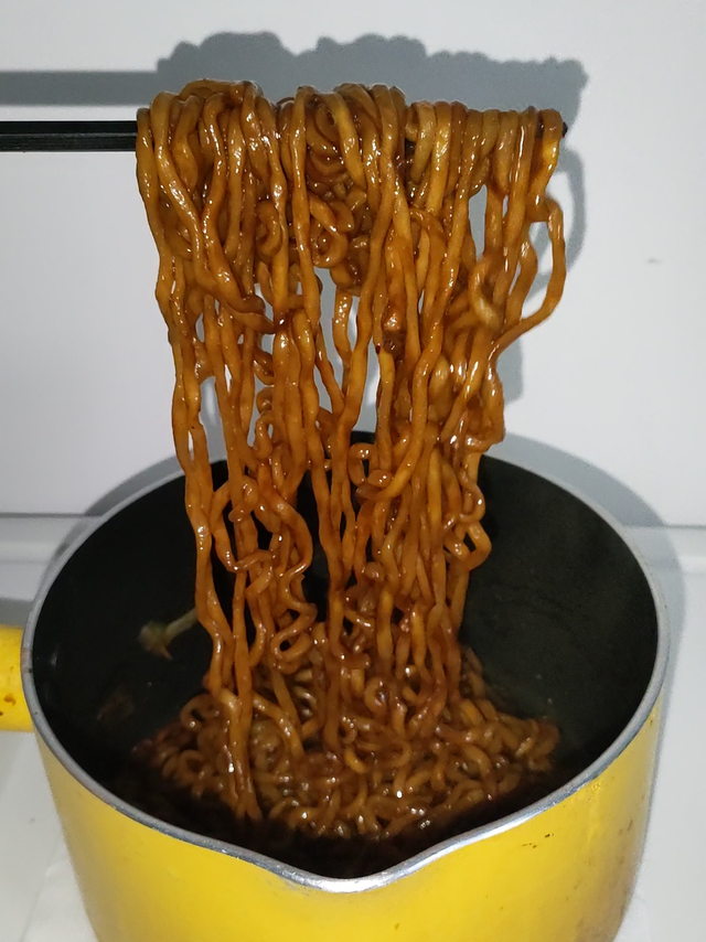 黏黏糊糊的炸酱面，谁能不爱呢？