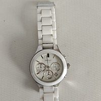 非常时尚的白色陶瓷DKNY腕表