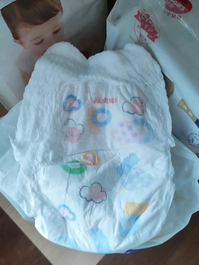 婴儿尿裤