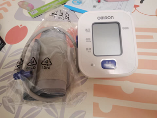 欧姆龙血压计医用高精准血压测量仪官方旗舰店全自动家用测压仪器