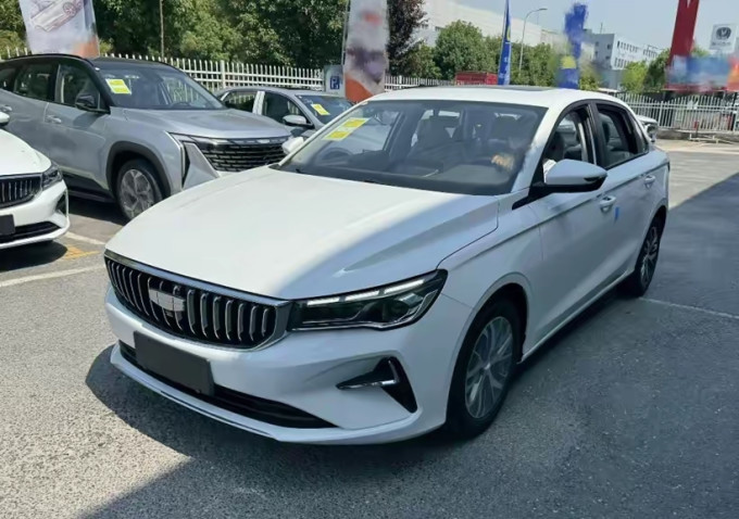 新款吉利帝豪到店,换装银标,前脸更精致,售价或下探至6.49万起