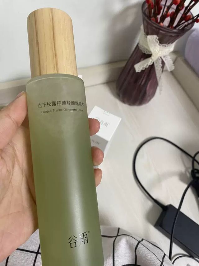 谷雨白千松露控油水爽肤水：控油祛痘，修护补水一瓶搞定！