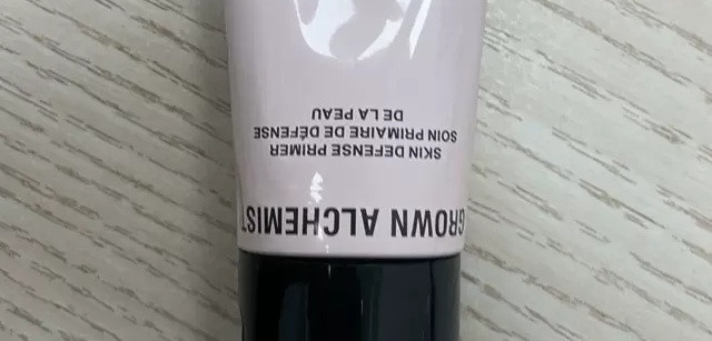它凭借其独特的配方和卓越的功效，在美妆界引起了广泛的关注。