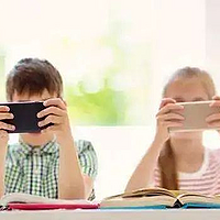 谨防沉迷手机带来的“低级快乐”，电子学生证助孩子健康成长！