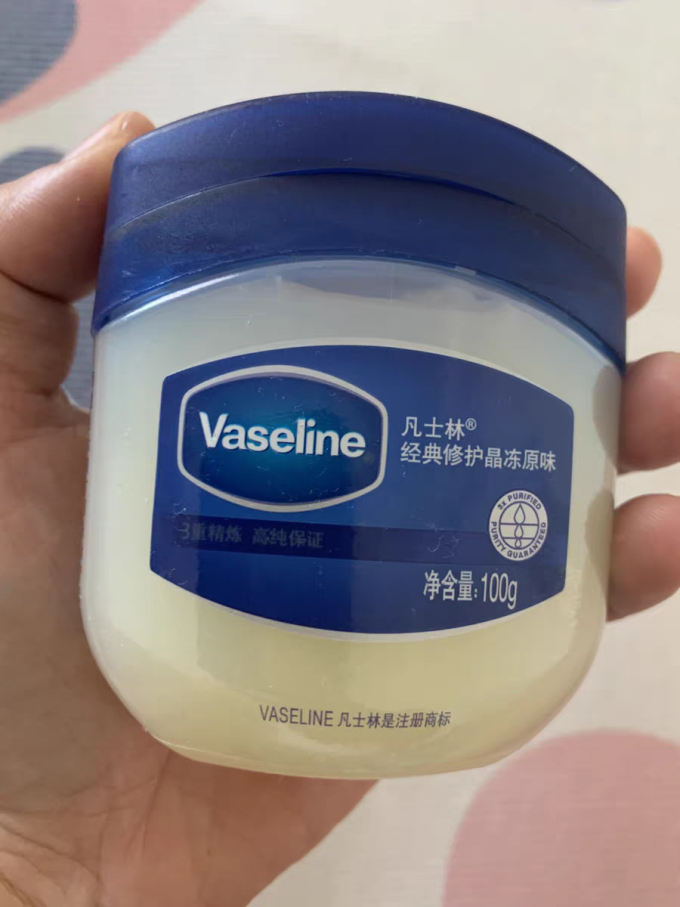 凡士林家里家庭常备,夏天到了,穿凉鞋的季节到了,想不尴尬就赶紧修复