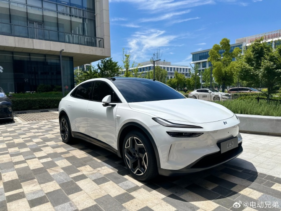 蔚来旗下乐道L60白色款实车曝光,预售价21.99万元起
