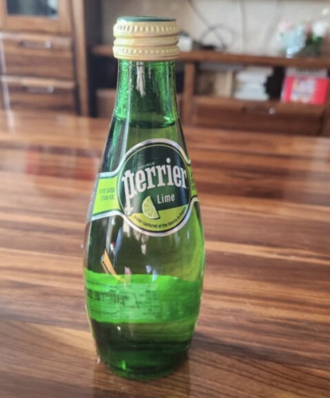 巴黎水起泡饮用水