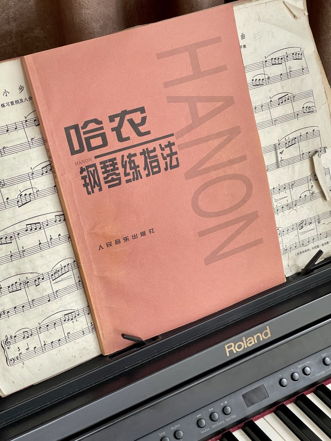 《哈农》钢琴初学者又爱又恨的书!