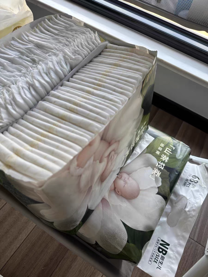婴儿尿裤
