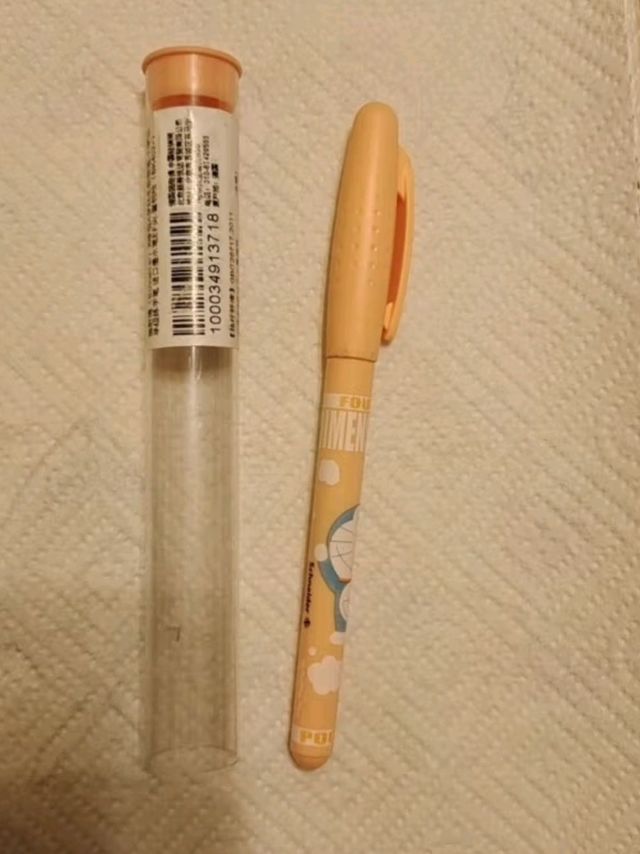 施耐德X哆啦A梦联名款钢笔：为小手定制的小巧书写工具