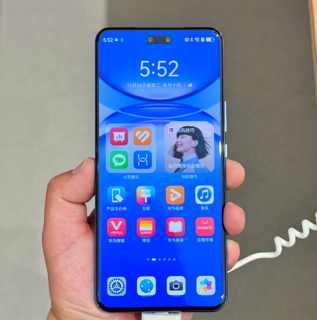 它的正面也类似华为Mate 60 Pro，采用了“灵动岛”的设计，质感方面相当不错！