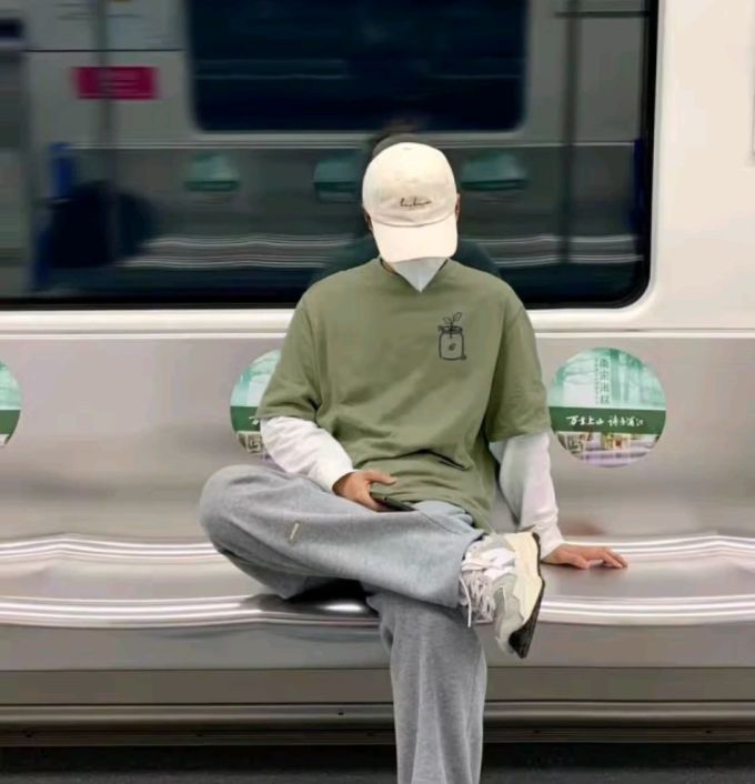 名创优品男士T恤