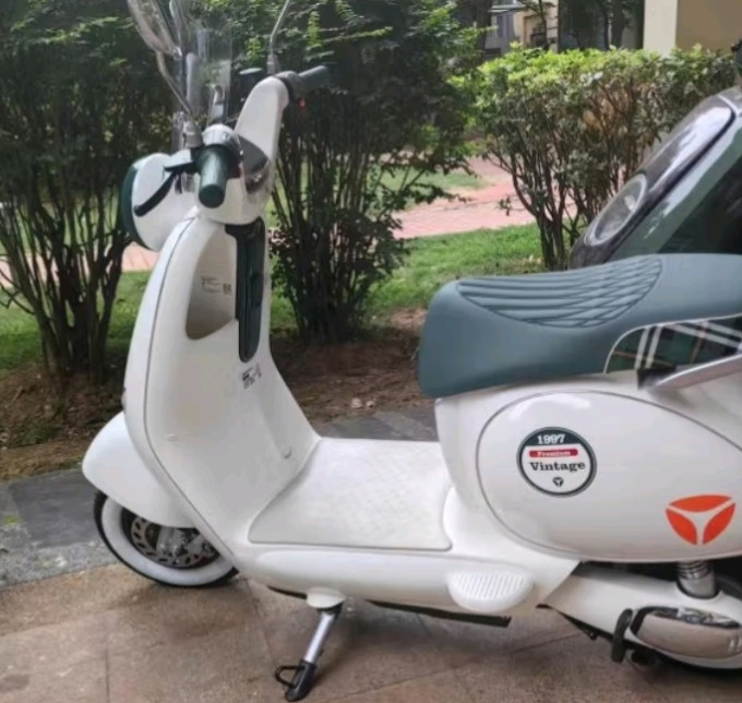 2024-06-01 17:38:39雅迪冠能6代q50-d豪华版电动车的座椅采用了人体