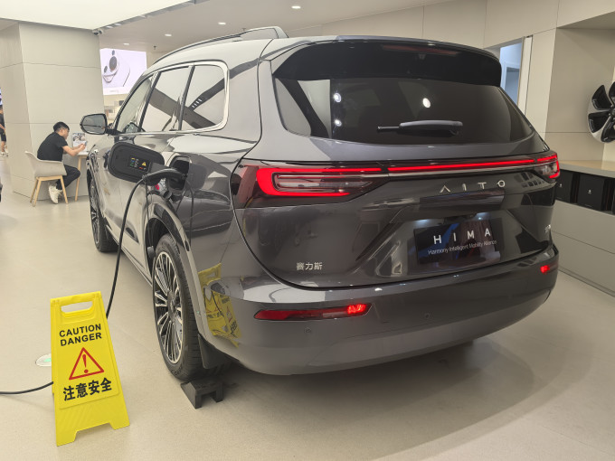 问界中大型SUV