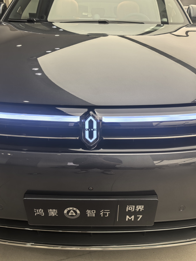 问界中大型SUV