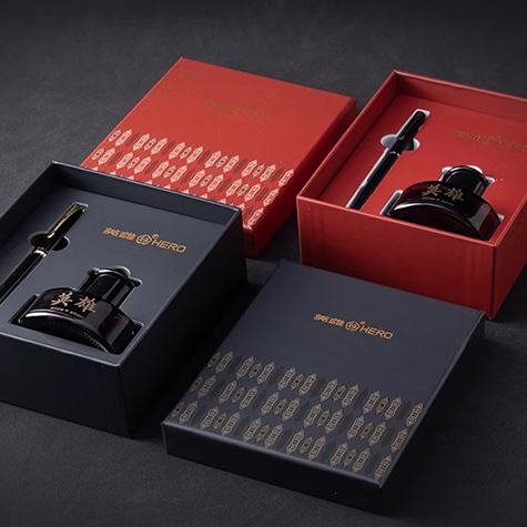 不得不说的是这款英雄-M6钢笔的外观设计。它拥有多种颜色可选，比如低调奢华的黑金