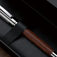 德柏高端原木钢笔最吸引我的就是它那独特的材质。你可以选择花梨木或胡桃木两种不同的木材。