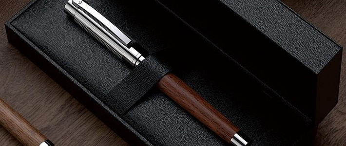 德柏高端原木钢笔最吸引我的就是它那独特的材质。你可以选择花梨木或胡桃木两种不同的木材。