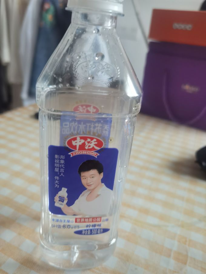 中沃的这款苏打水,有多种口味.好像柠檬味的大家都很喜欢