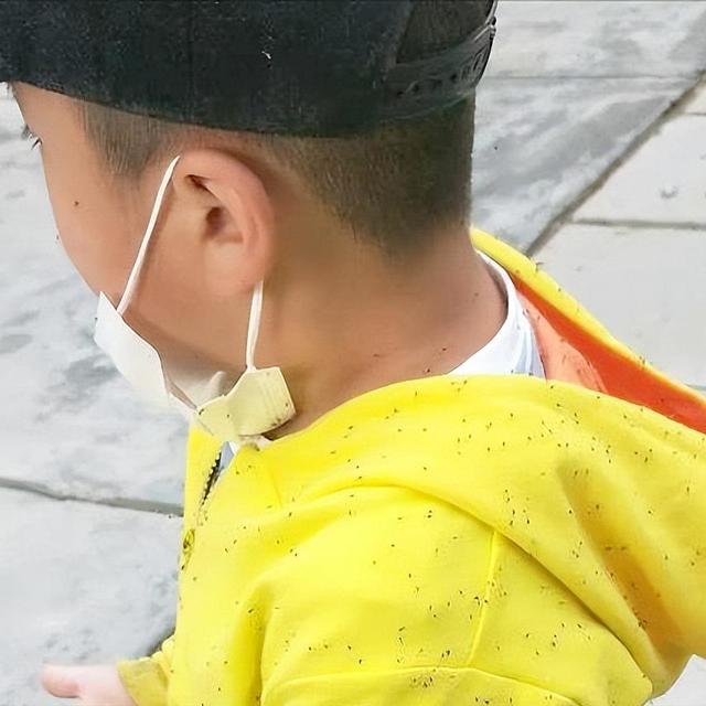 带孩子出趟门，回来满身包！最近少穿这颜色的衣服出门，太招虫子