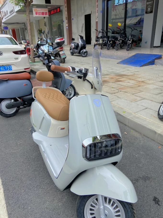 骑上心爱的小电驴雅迪m85 到处穿街走巷