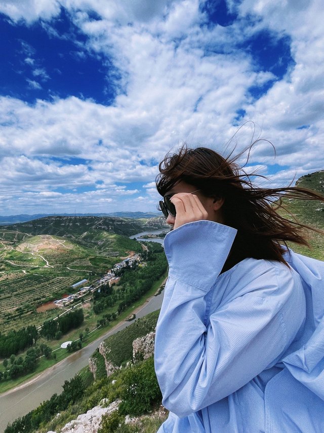 这个夏天，穿上你的蓝色衬衫跟我一起来山顶兜风吧～