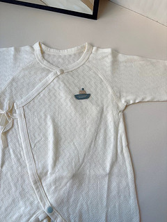 这款连体衣以其透气、纯棉的材质，以及贴心的设计，赢得了众多宝妈的喜爱。