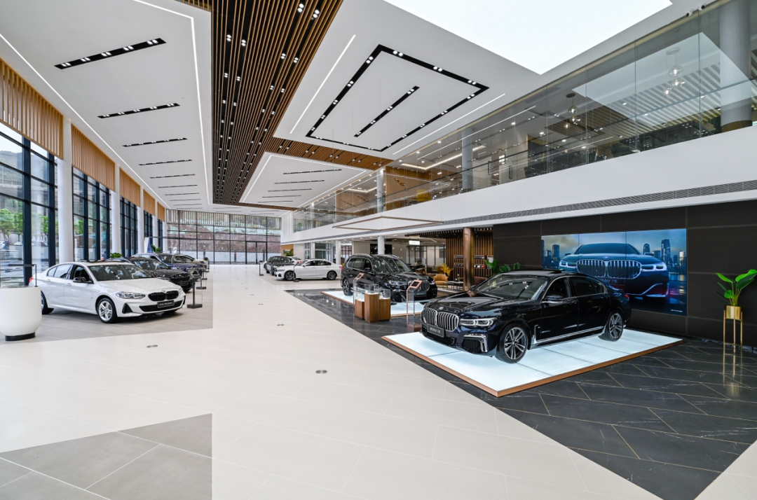 一位接近宝马的相关人士向媒体表示,宝马确实向经销商提供了一系列