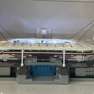 这款模型以意大利都灵的安联竞技场为原型，通过精湛的积木工艺，将这座球场完美呈现在人们面前。