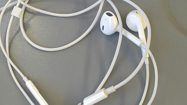 佩戴舒适，几乎没有延迟的苹果有线耳机