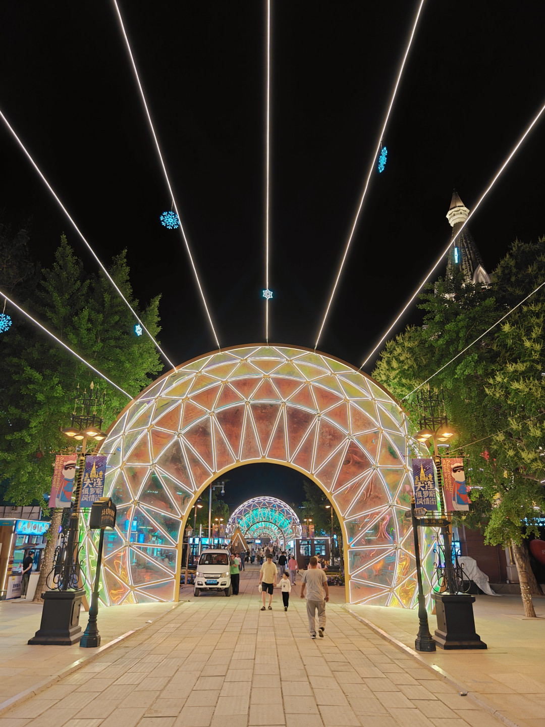 在大连感受异国风情,俄罗斯风情街夜景很美