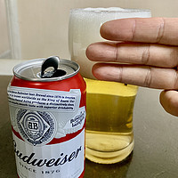 三指泡沫：百威经典红罐啤酒