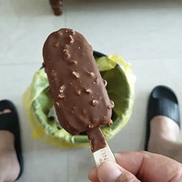 这款梦龙雪糕口感丰富，层次分明，巧克力外层脆脆的，里面的冰淇淋口感丝滑，味道浓郁