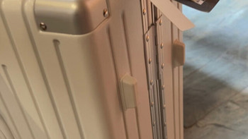 海澜之家（HLA）行李箱：象牙白铝框拉杆箱，打造学生与新人出行的优雅之选