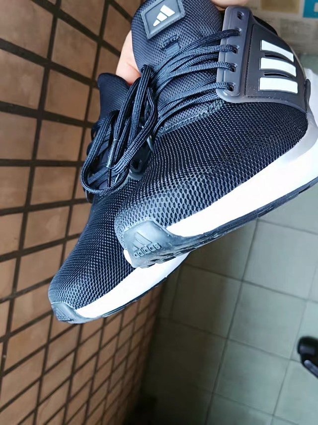 阿迪运动鞋