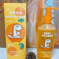 它采用独特的亲肤配方，结合沐浴油的温和洁净与亲肤滋润特性，为宝宝的娇嫩肌肤提供全面呵护。