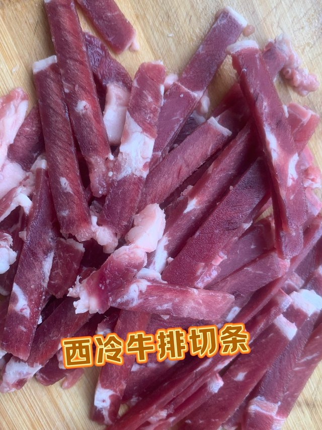 10元一盘菜，牛排还得炒着吃。鲜京采西冷牛排。